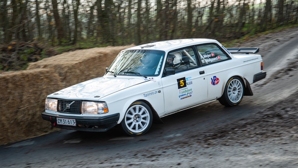 Heino Mejer og Bo Mølgaard taklede udfordringerne på de fedtede og våde veje ved Skjern perfekt, så Danmarksmesterskabet kom i hus.
(Foto: rallypics.dk-Viggo Johansen)